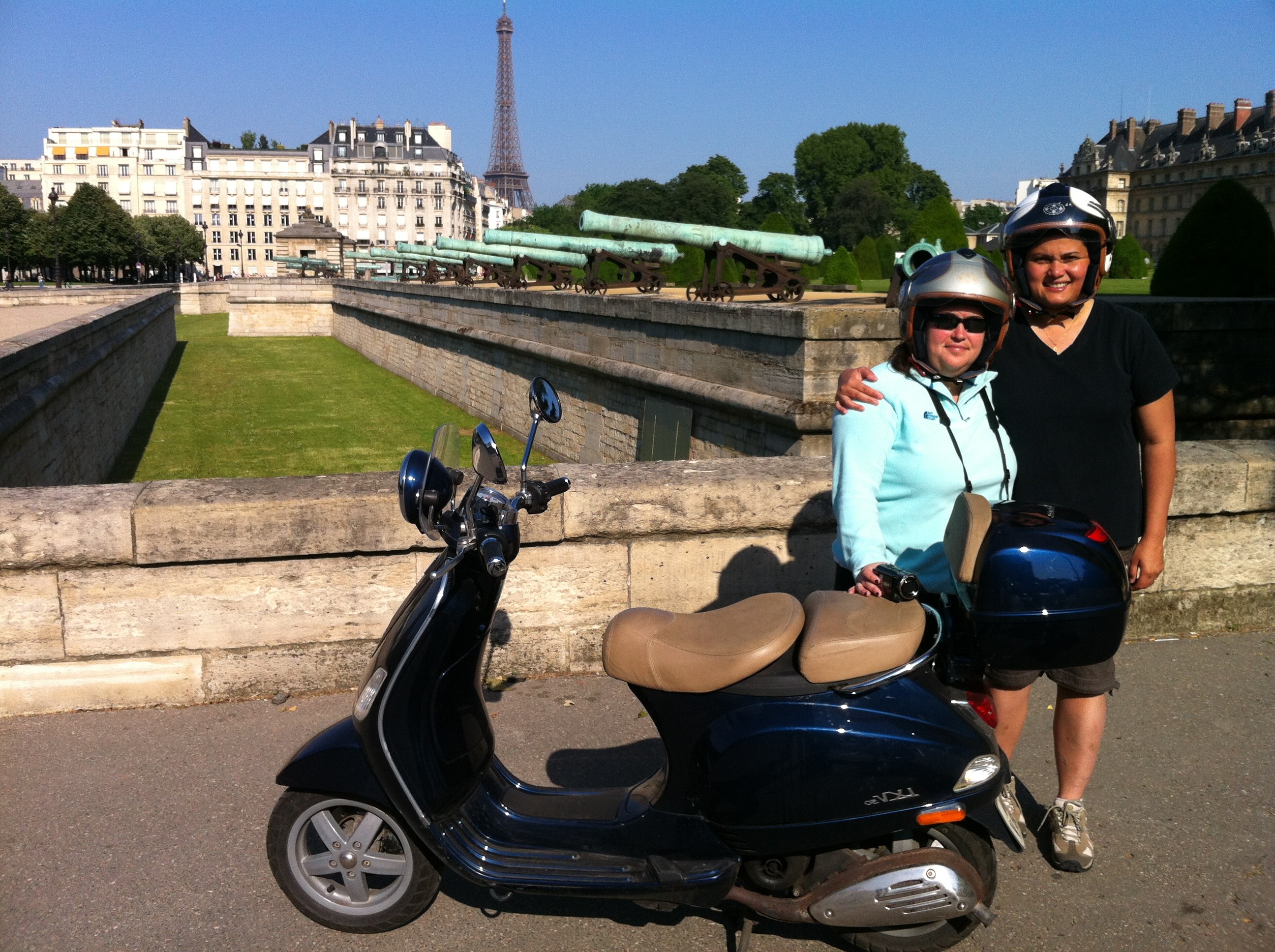 Invalides and the Eiffel tower by Vespa scooter - pictures of Paris France